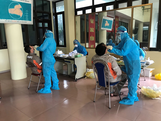 Công ty Điện lực Vĩnh Phúc tổ chức lấy xét nghiệm cho toàn thể CBCNV.